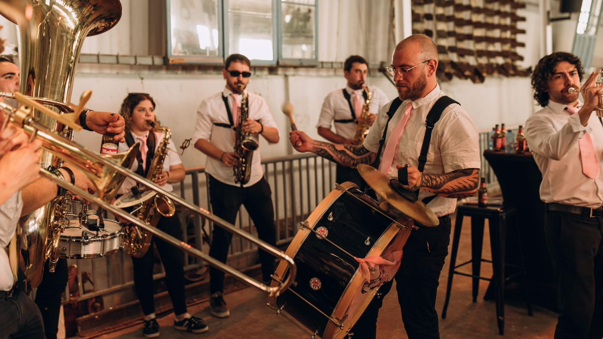 Charanga Malavida actuando en directo durante una fiesta