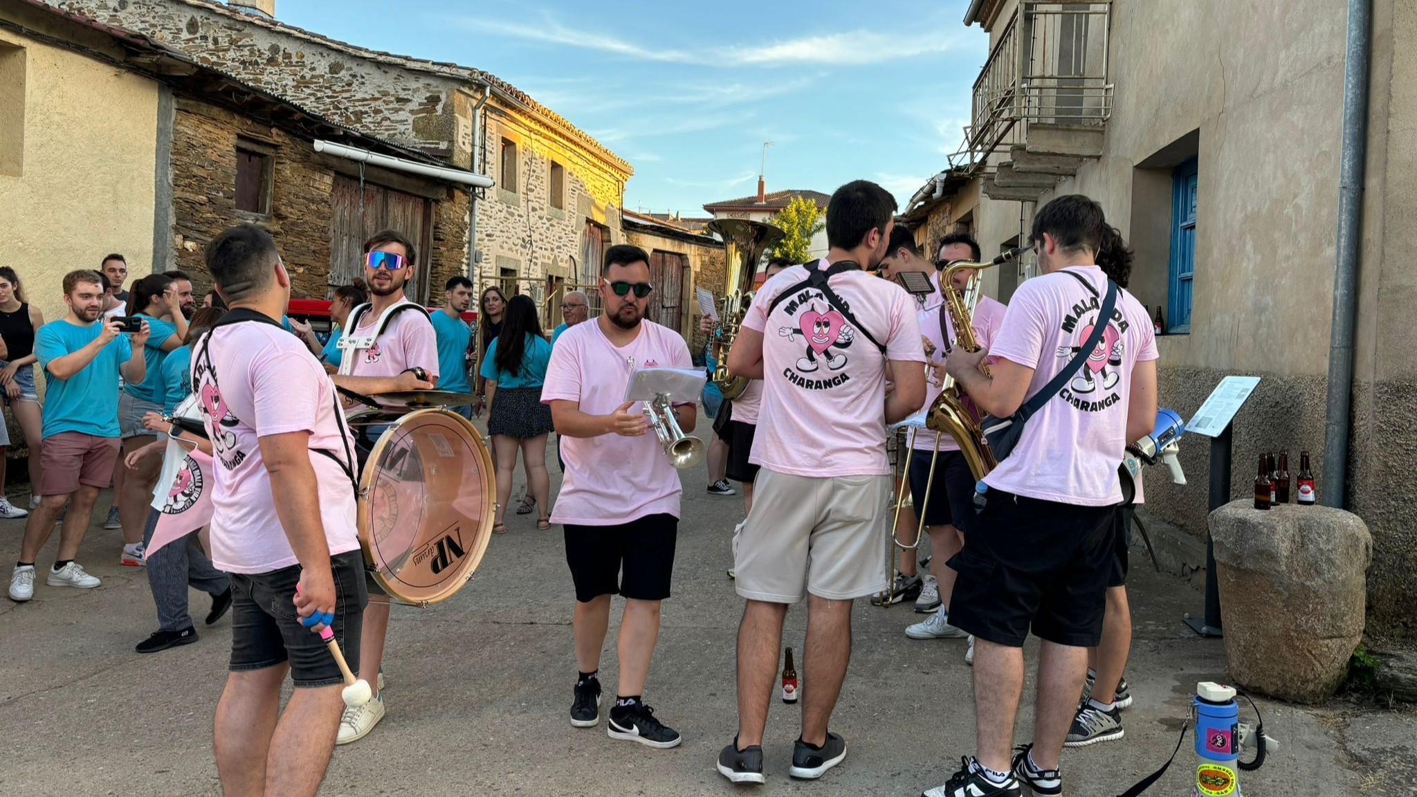 Charanga Malavida animando una fiesta popular